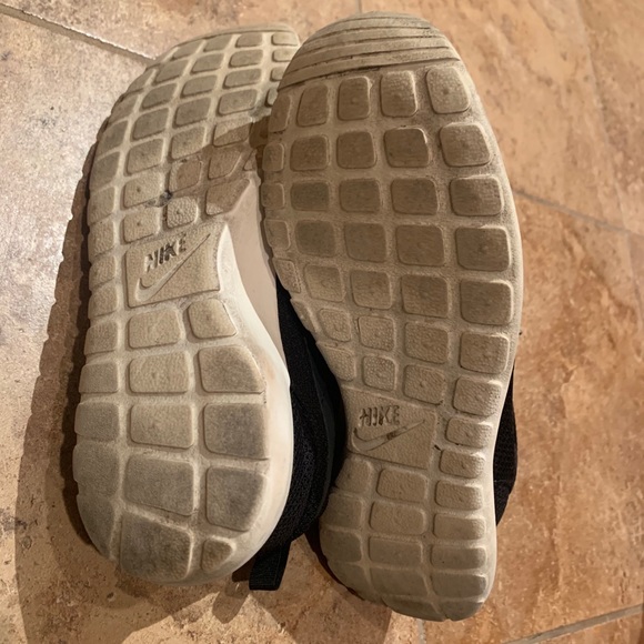 Black Nike Roshe - Picture 4 of 4